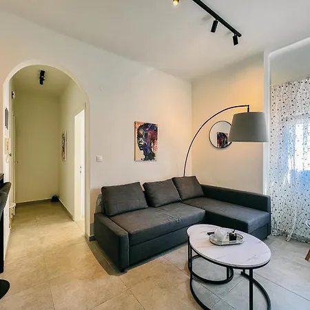 Homevision - Minimal, Quiet And Central Apartment